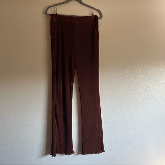 Gilli Cinnamon Plisse Hem Satin Blouse and Pant Lettuce Hem Set Size Medium - Picture 11 of 16